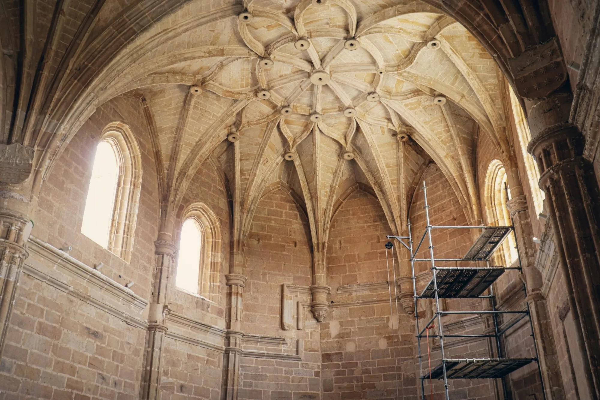 Bóveda de crucería del convento de Santa Clara durante la rehabilitación