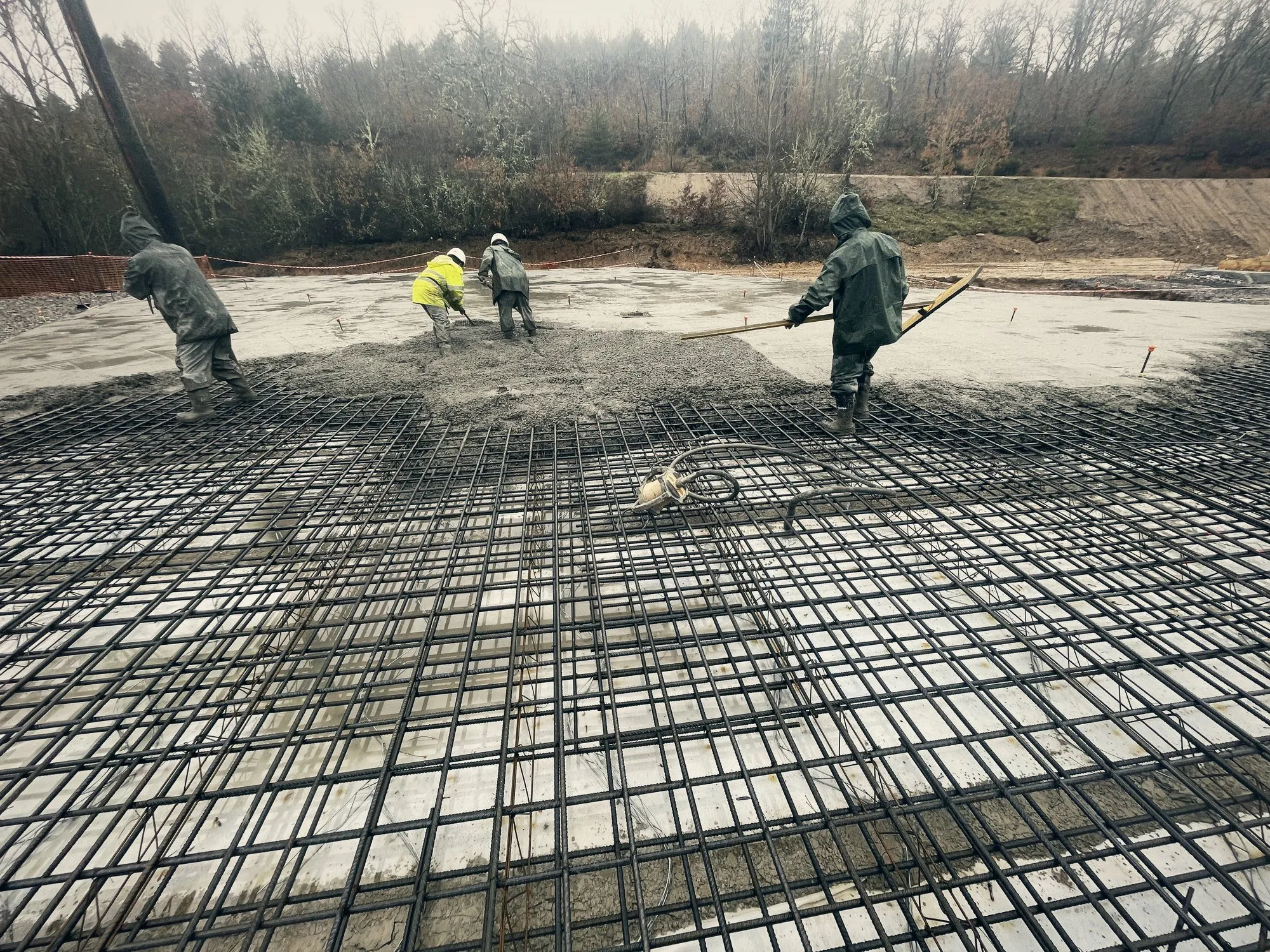 Hormigonado de una losa en la obra del CRAS de Valsemana