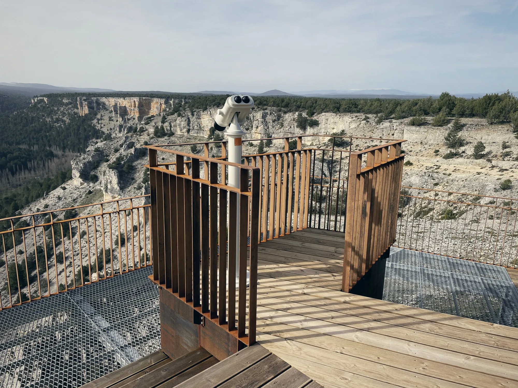 Mirador de La Galiana con prismáticos asomado al Cañón del Río Lobos