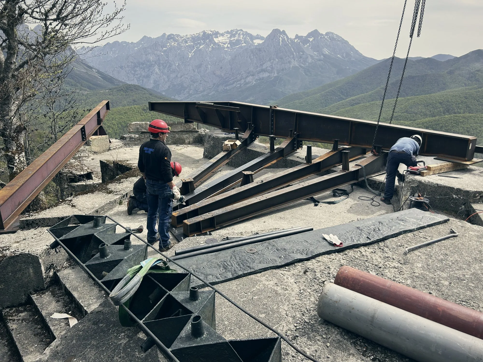 Montaje de la estructura de acero del mirador de Piedrashitas frente a los Picos de Europa